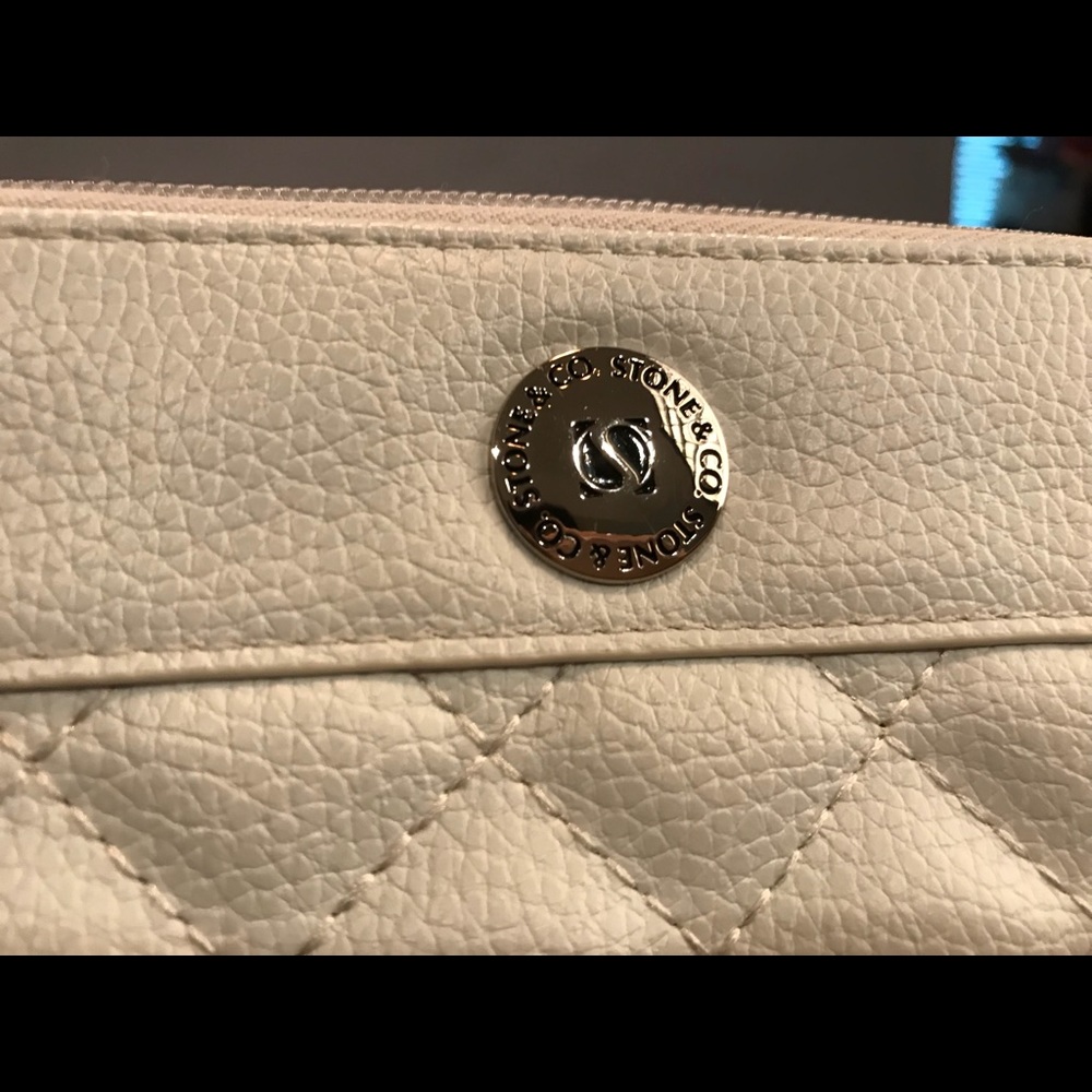 Spacious white wallet - Picture 2 of 5